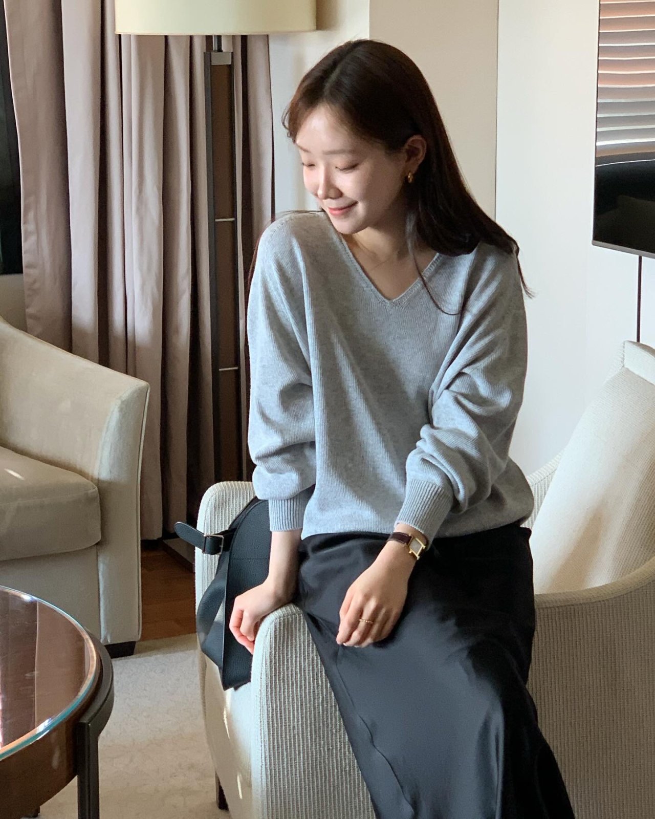 아미 홀가먼트 브이넥 니트 상세 이미지 7