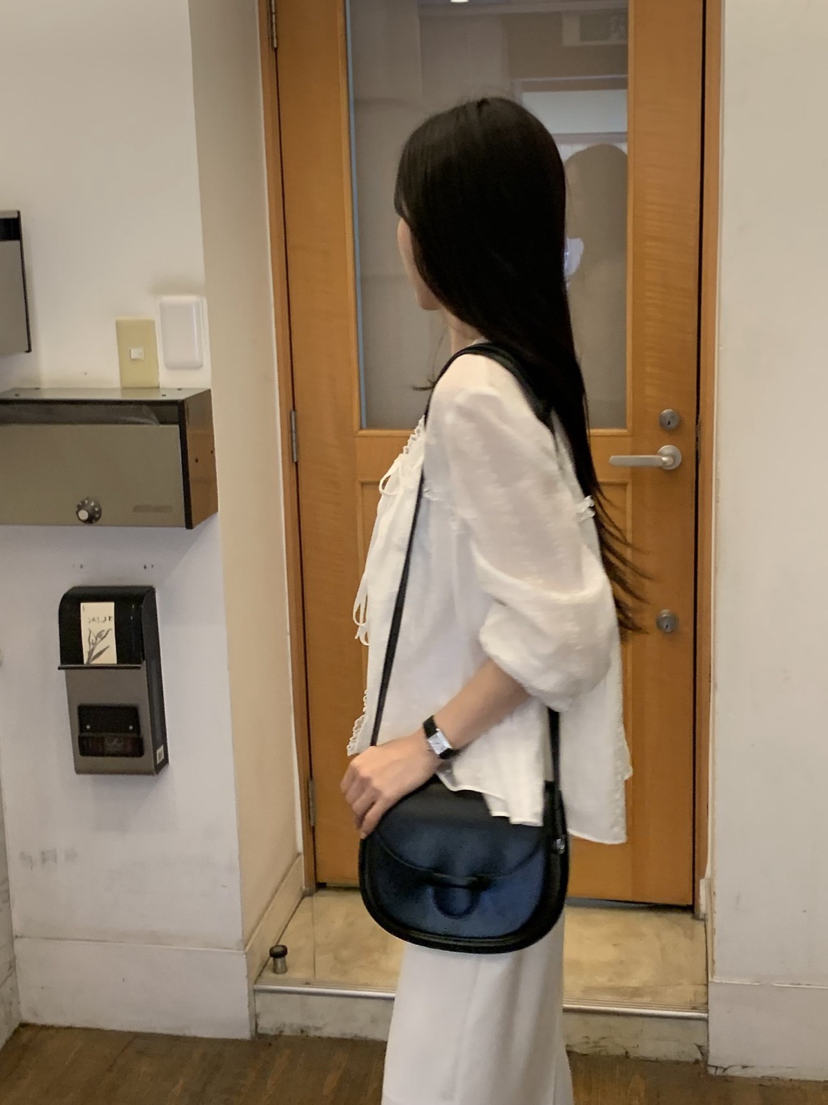 애나 V넥 프릴 블라우스 상세 이미지 3