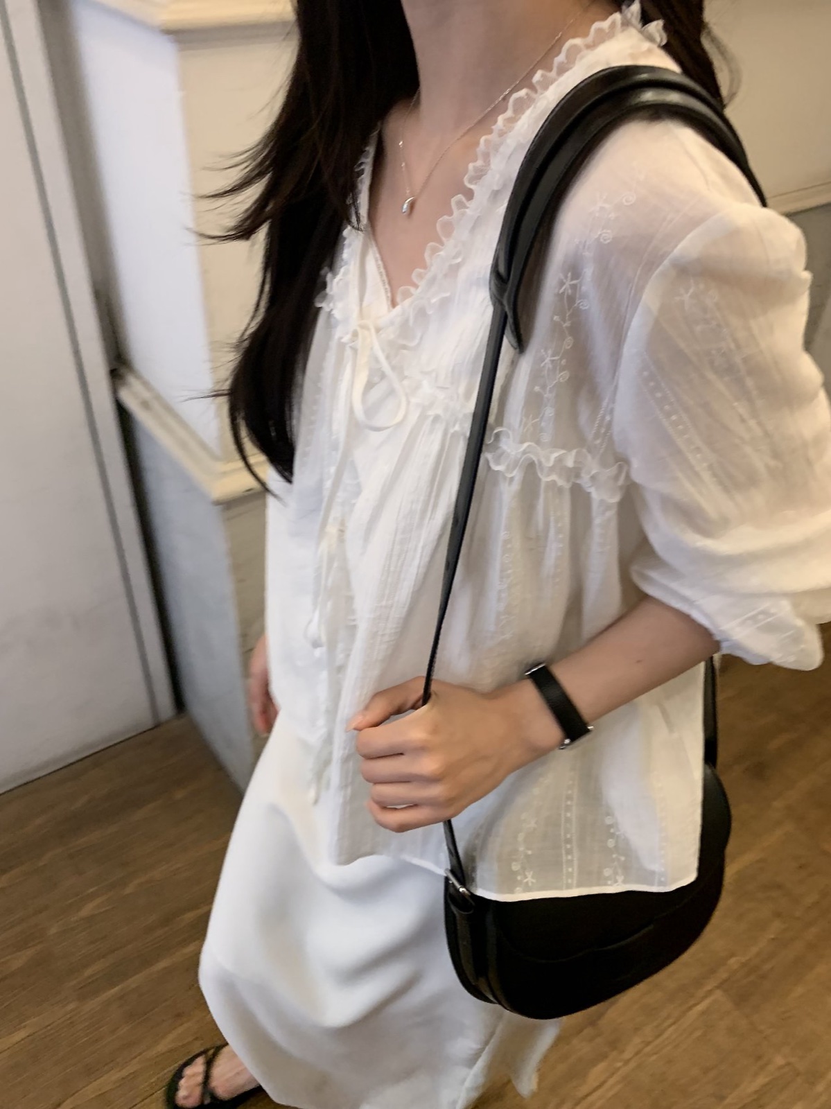 애나 V넥 프릴 블라우스 상세 이미지 5