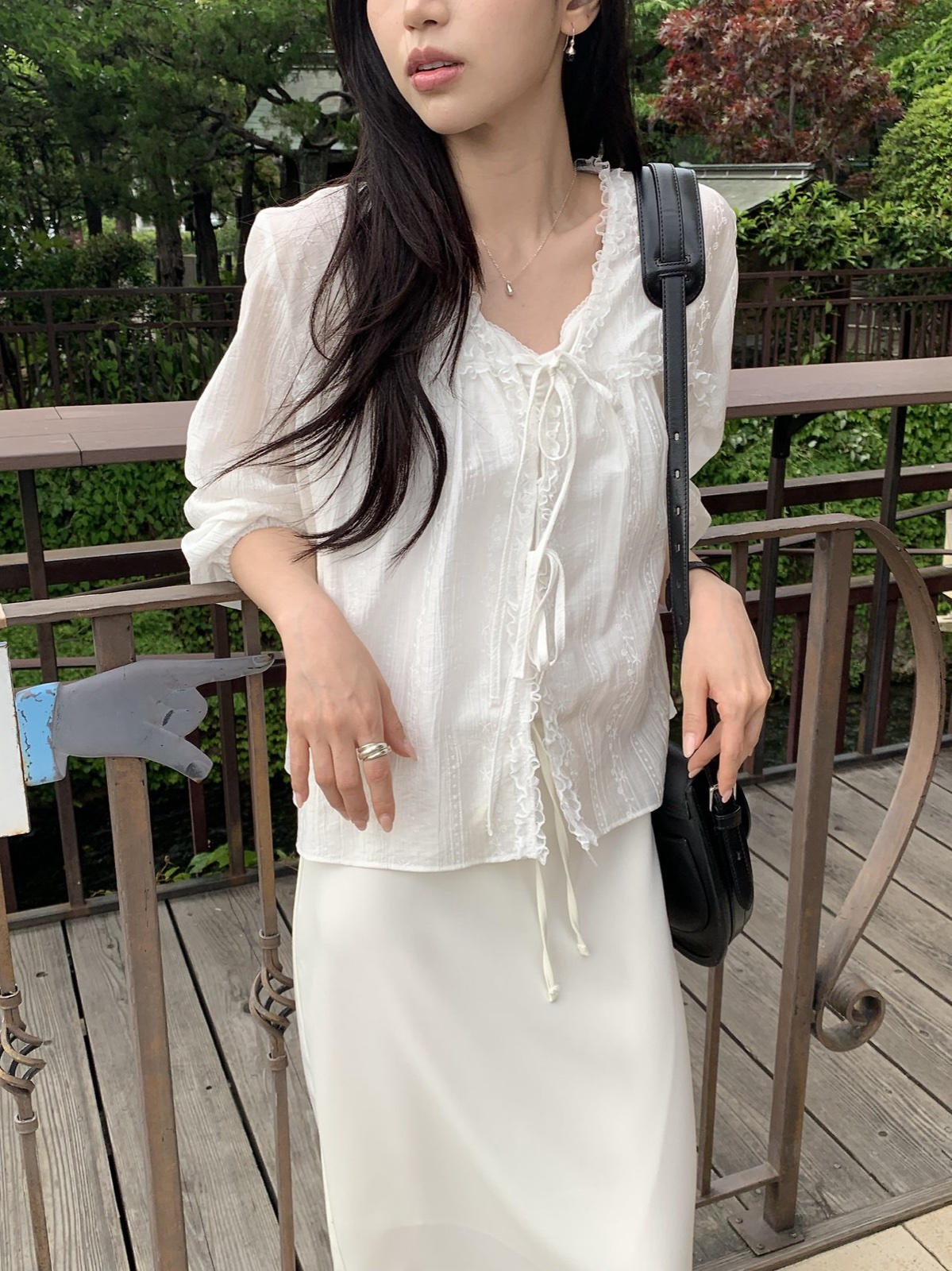 애나 V넥 프릴 블라우스 상세 이미지 6