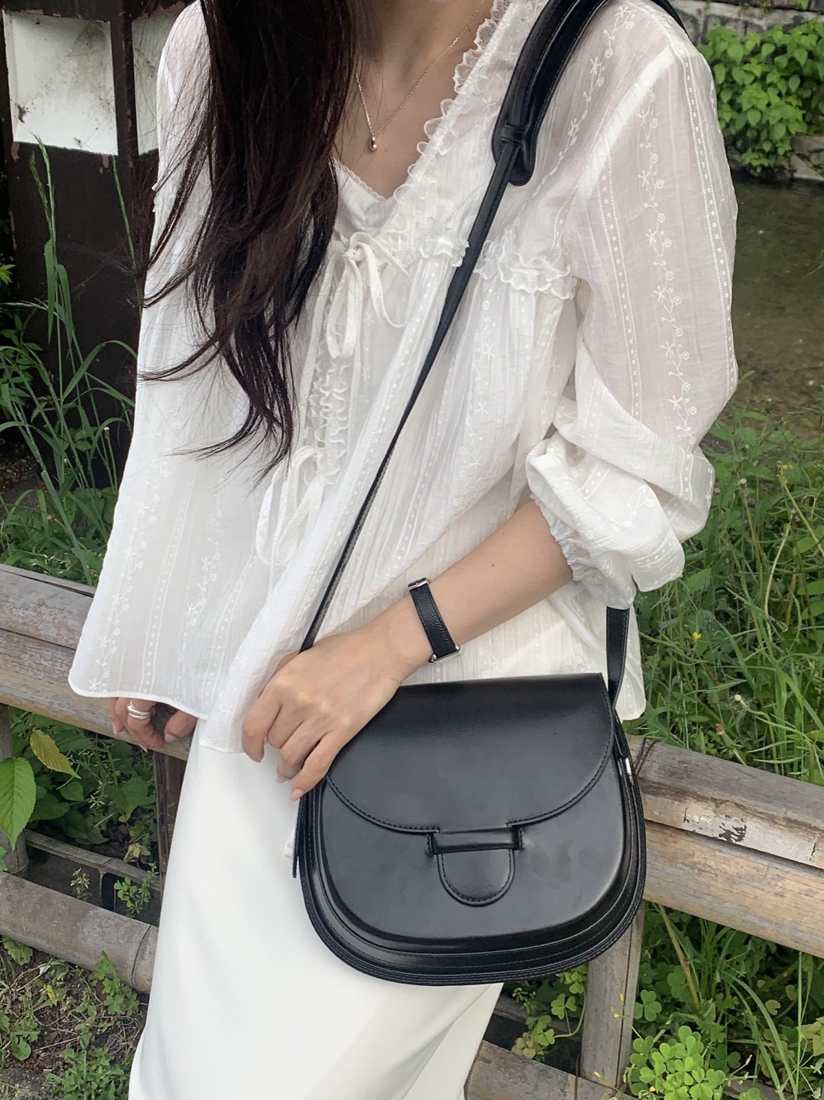 애나 V넥 프릴 블라우스 상세 이미지 8