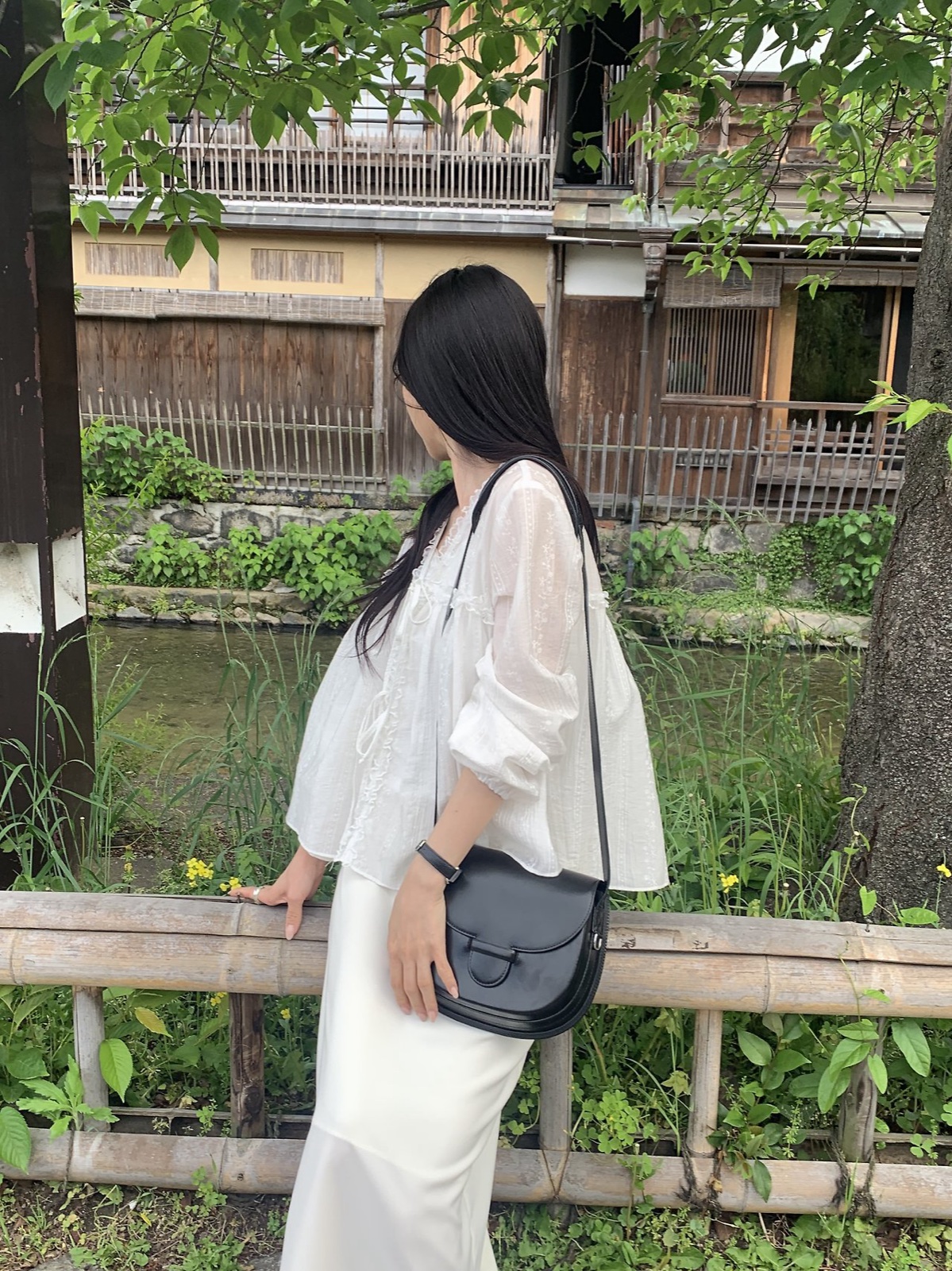 애나 V넥 프릴 블라우스 상세 이미지 9