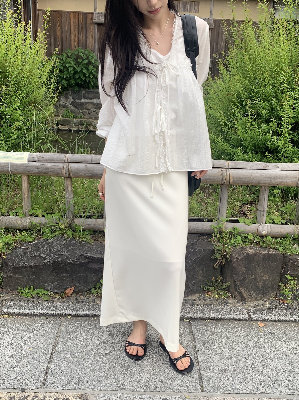 애나 V넥 프릴 블라우스 상세 이미지 10