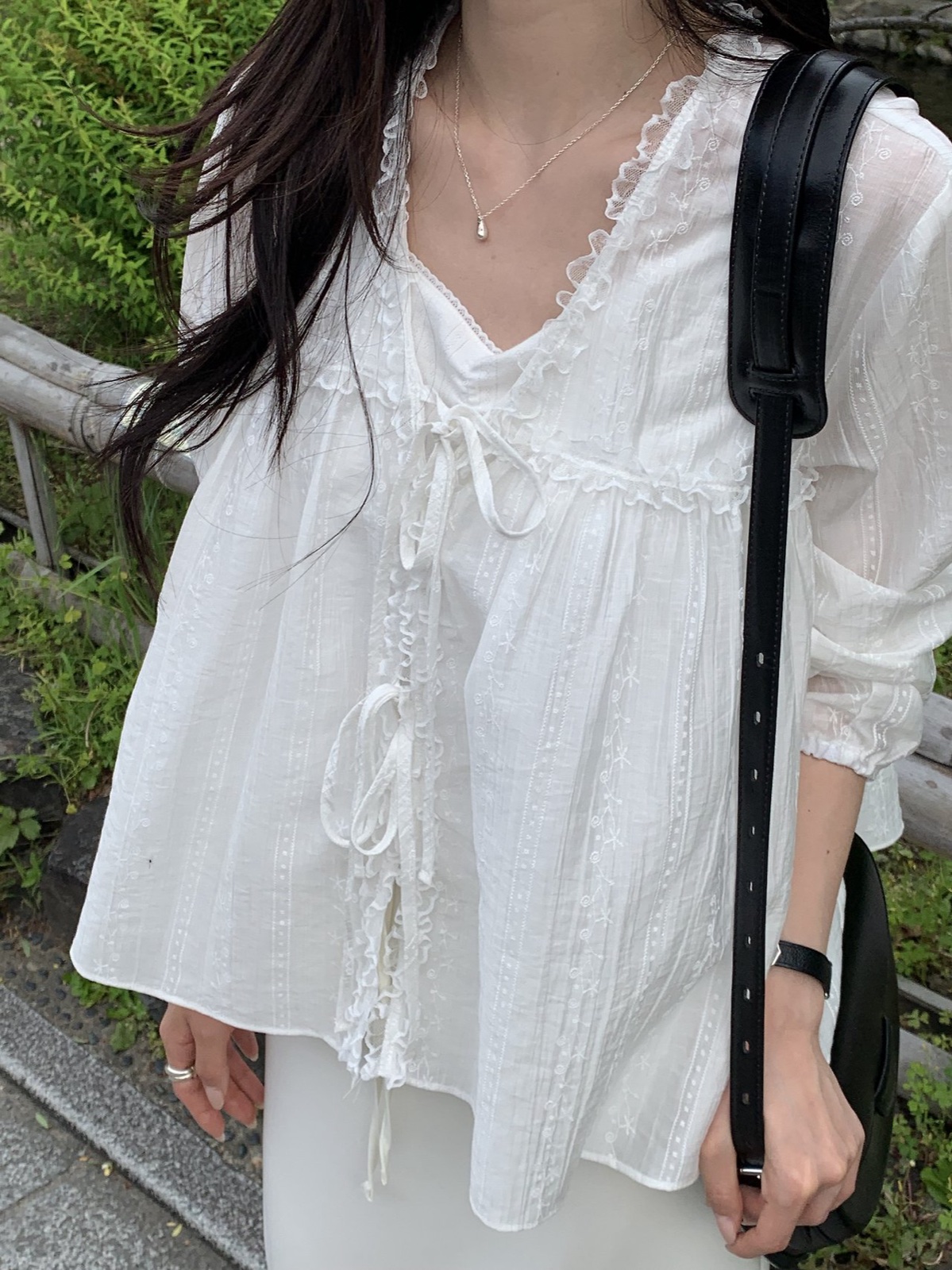 애나 V넥 프릴 블라우스 상세 이미지 11