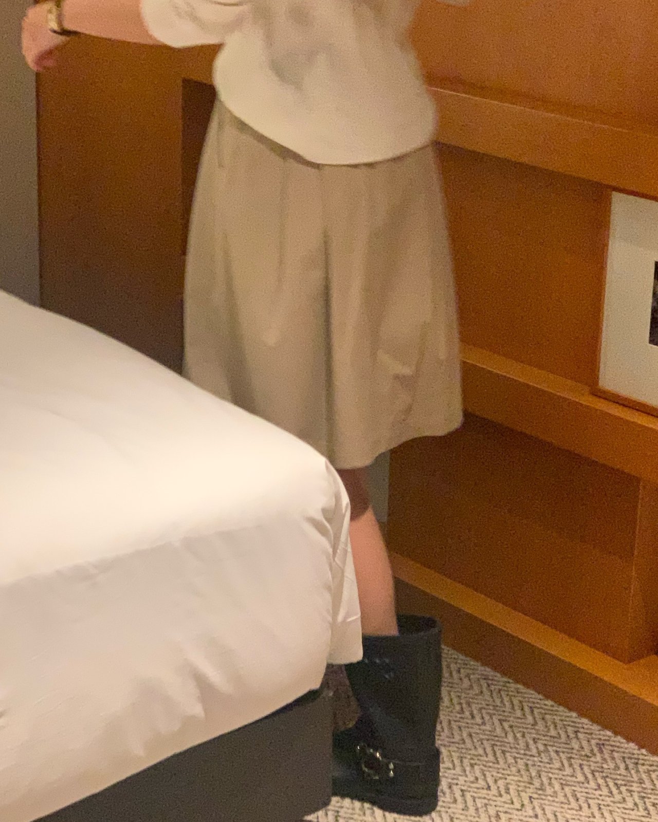브릿지 핀턱 뒷밴딩 미디 스커트 상세 이미지 10