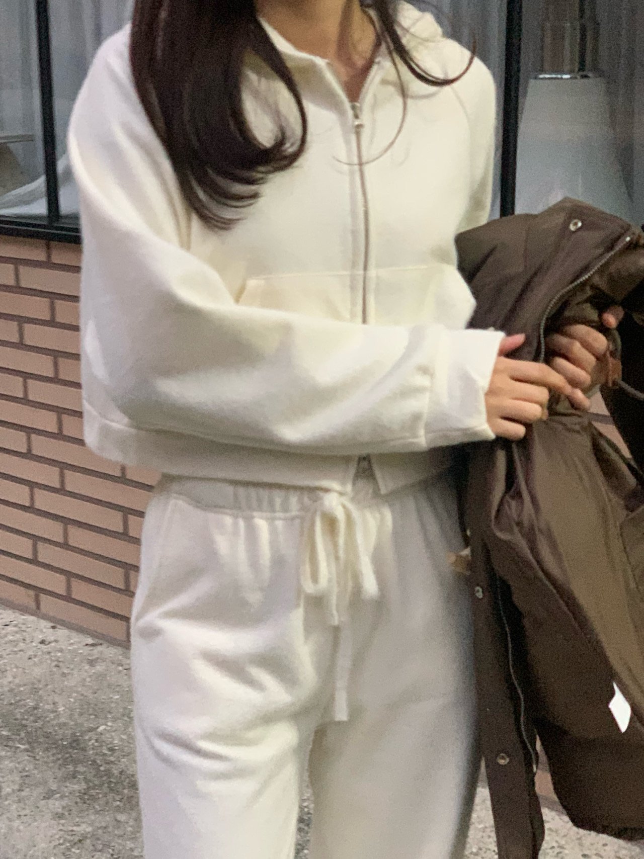 클레이 후드 집업 착용 컷