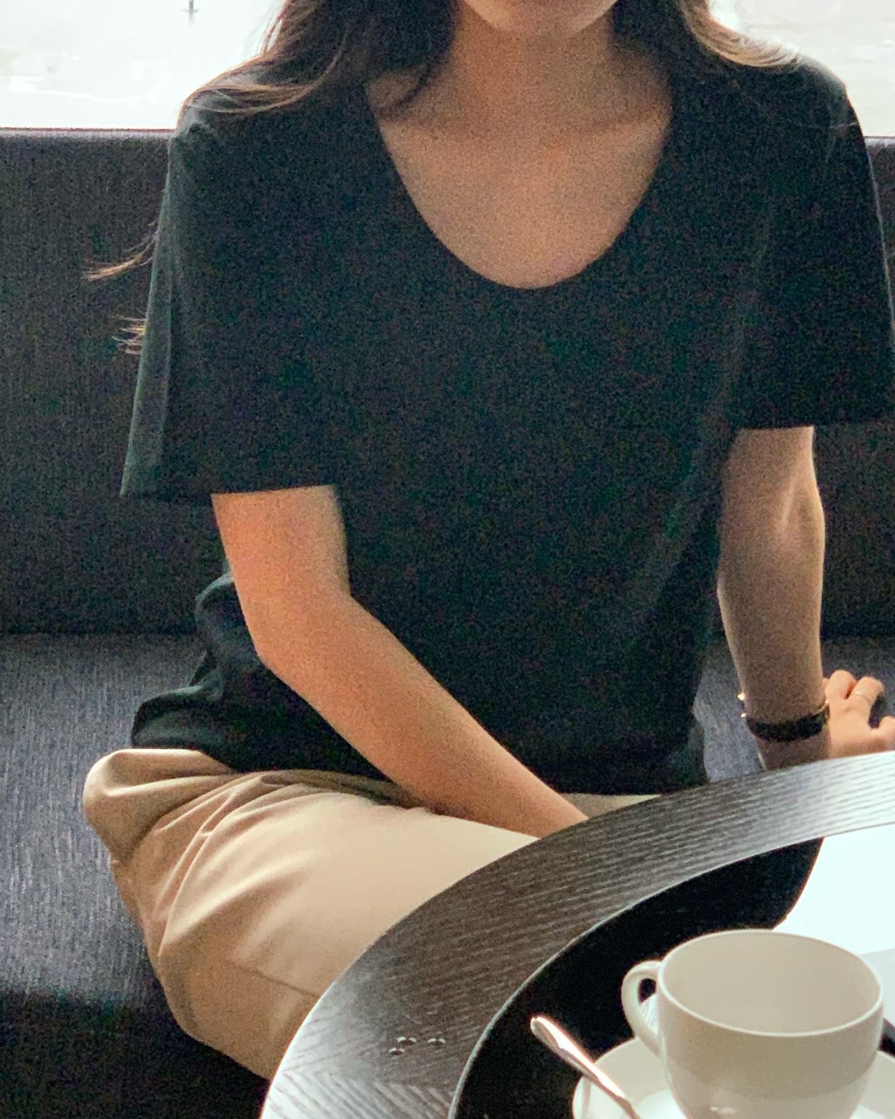 콜스 실켓 U넥 반팔 티셔츠 착용 컷