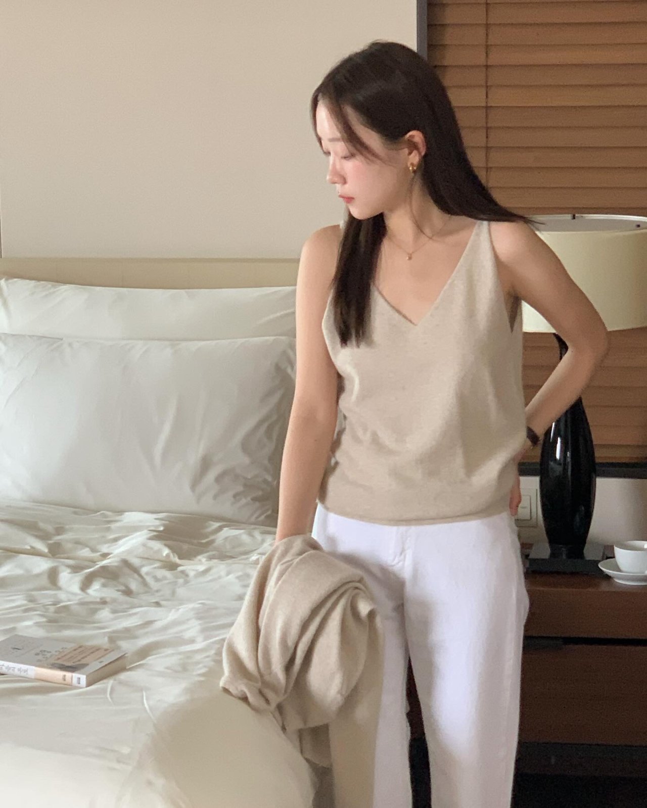 엘리 폭스 브이넥 슬리브리스