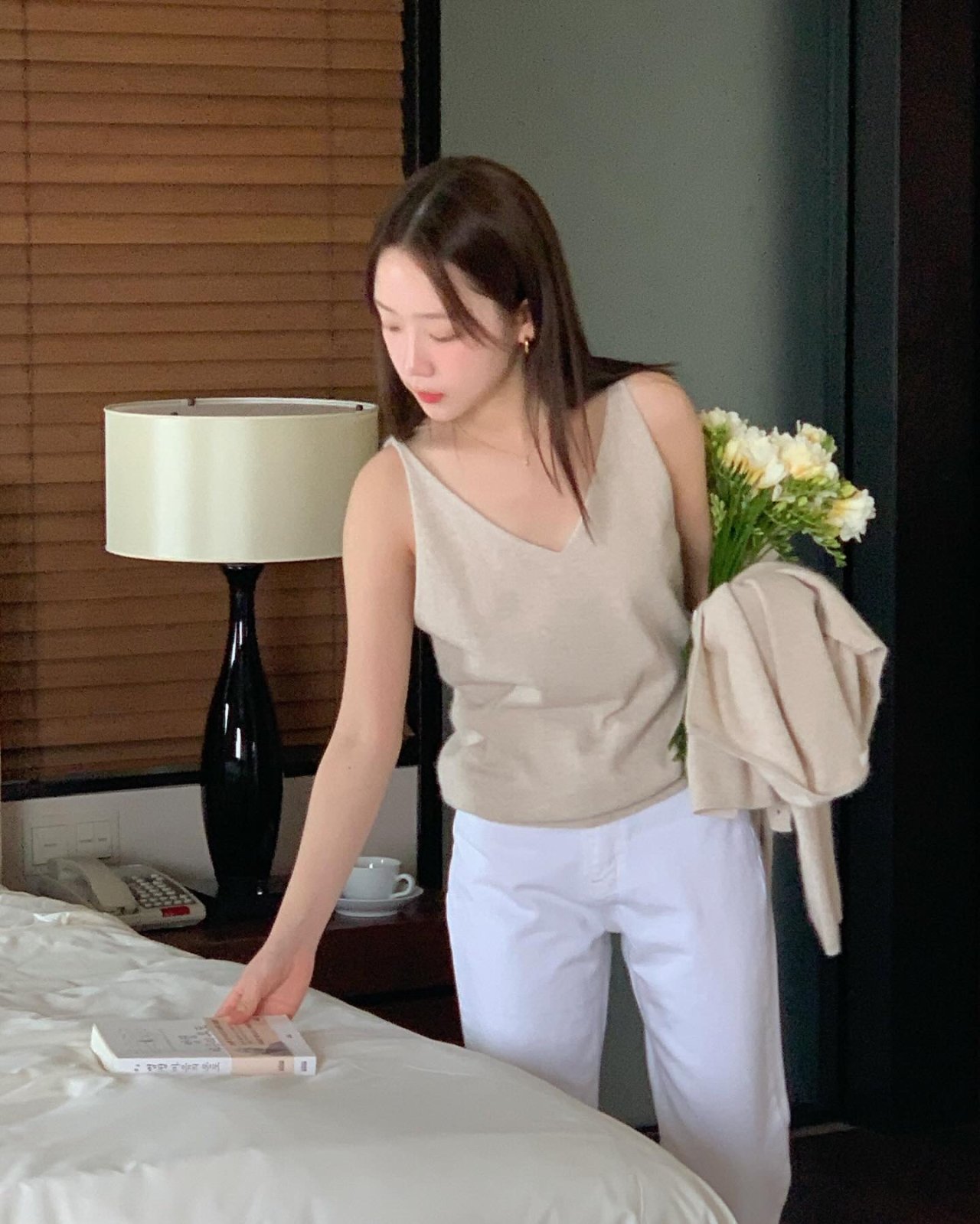 엘리 폭스 브이넥 슬리브리스 상세 이미지 2