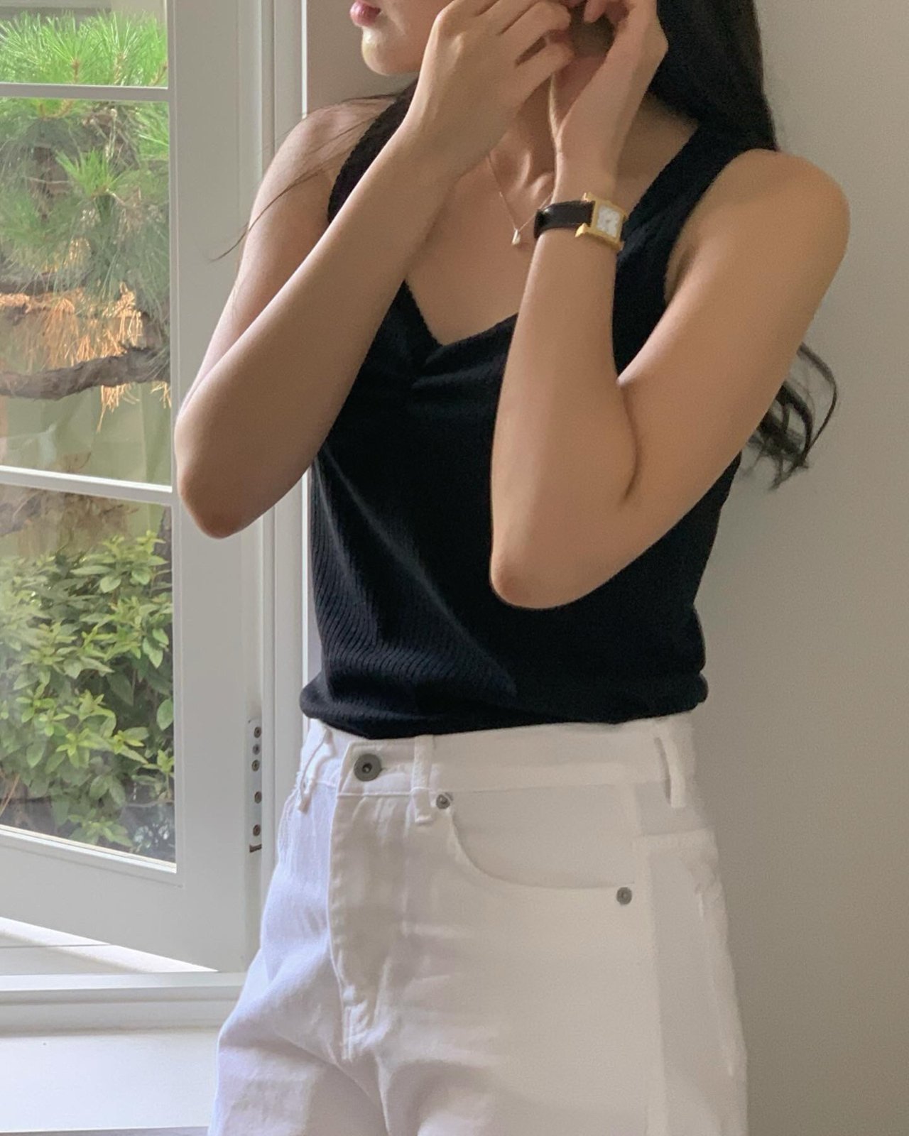 에띠 하트넥 셔링 슬리브리스 착용 컷