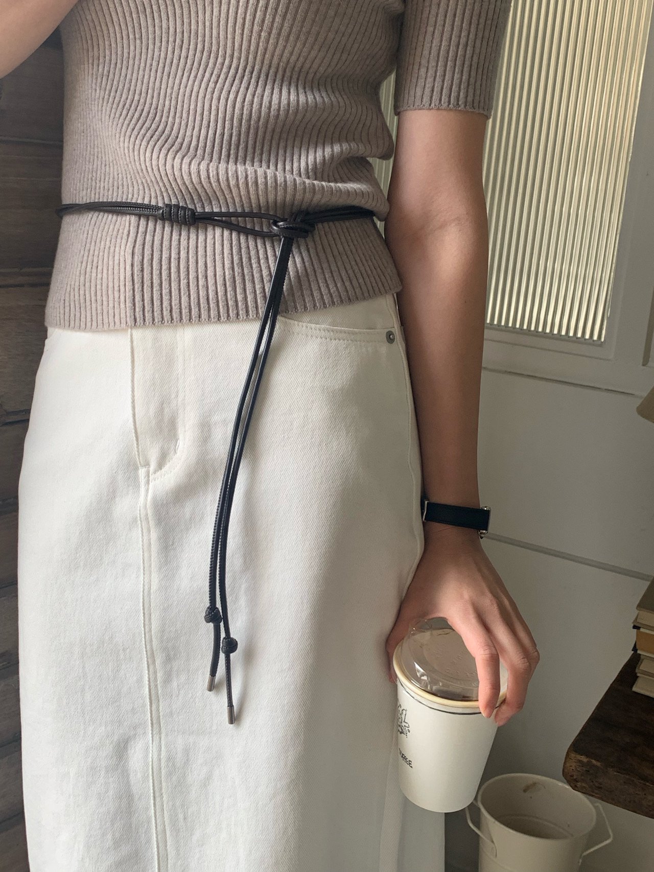 핏츠 매듭 가죽 벨트 착용 컷