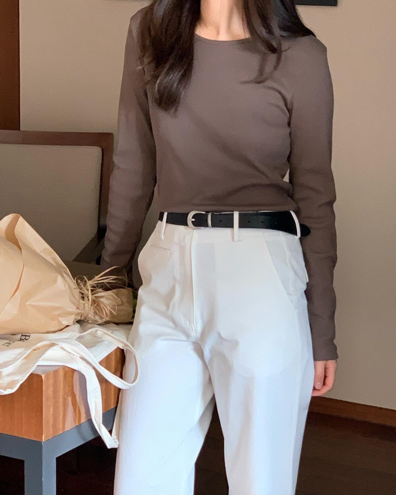 플랫 골지 긴팔 티셔츠 착용 컷