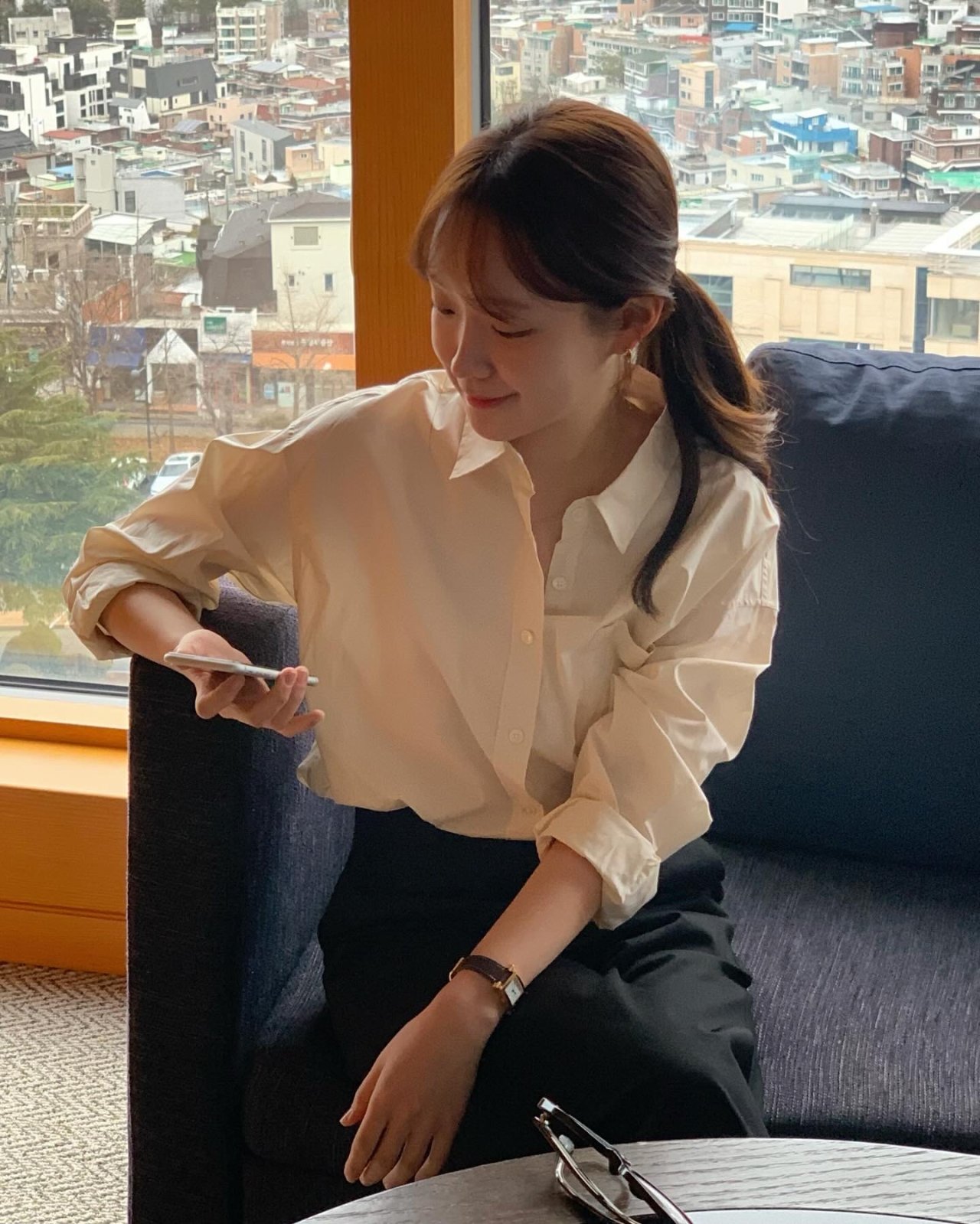 프렌치 코튼 셔츠 착용 컷