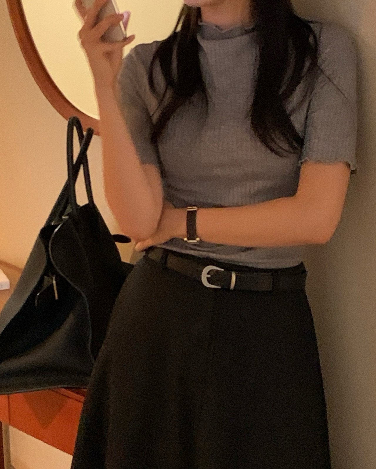 글레베 프릴 울 반폴라 반팔티셔츠 착용 컷