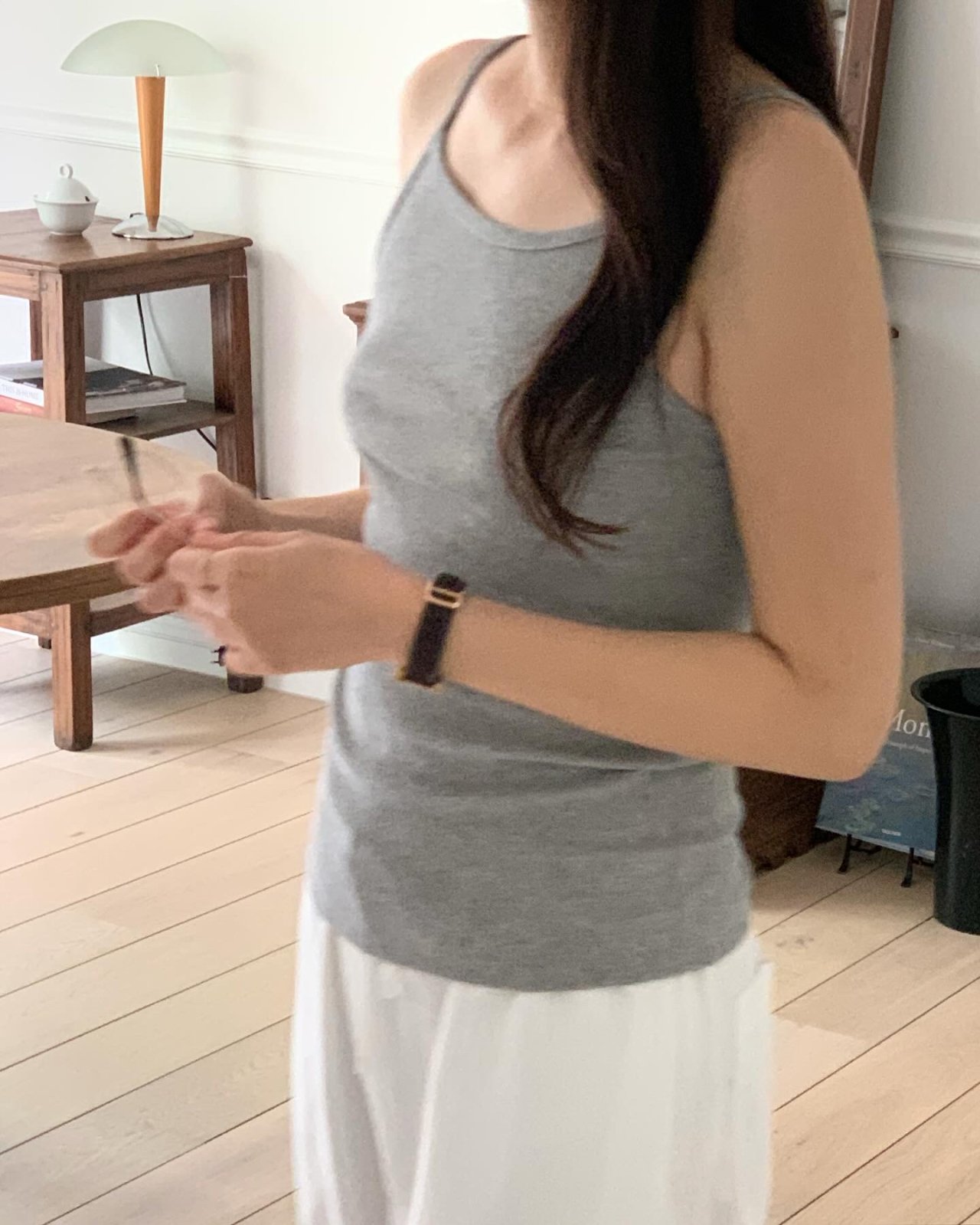 무지 홀터넥 나시 착용 컷