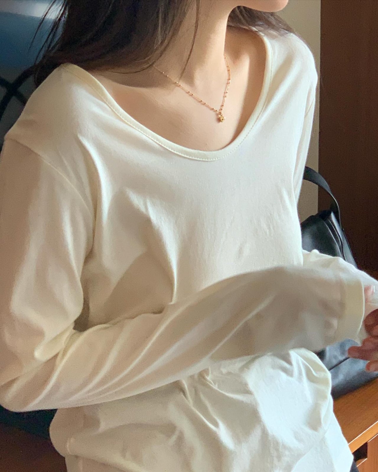 제인 U넥 절개 긴팔티셔츠 상세 이미지 2