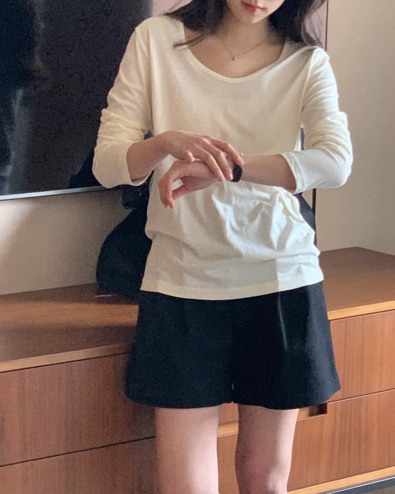 제인 U넥 절개 긴팔티셔츠 상세 이미지 3