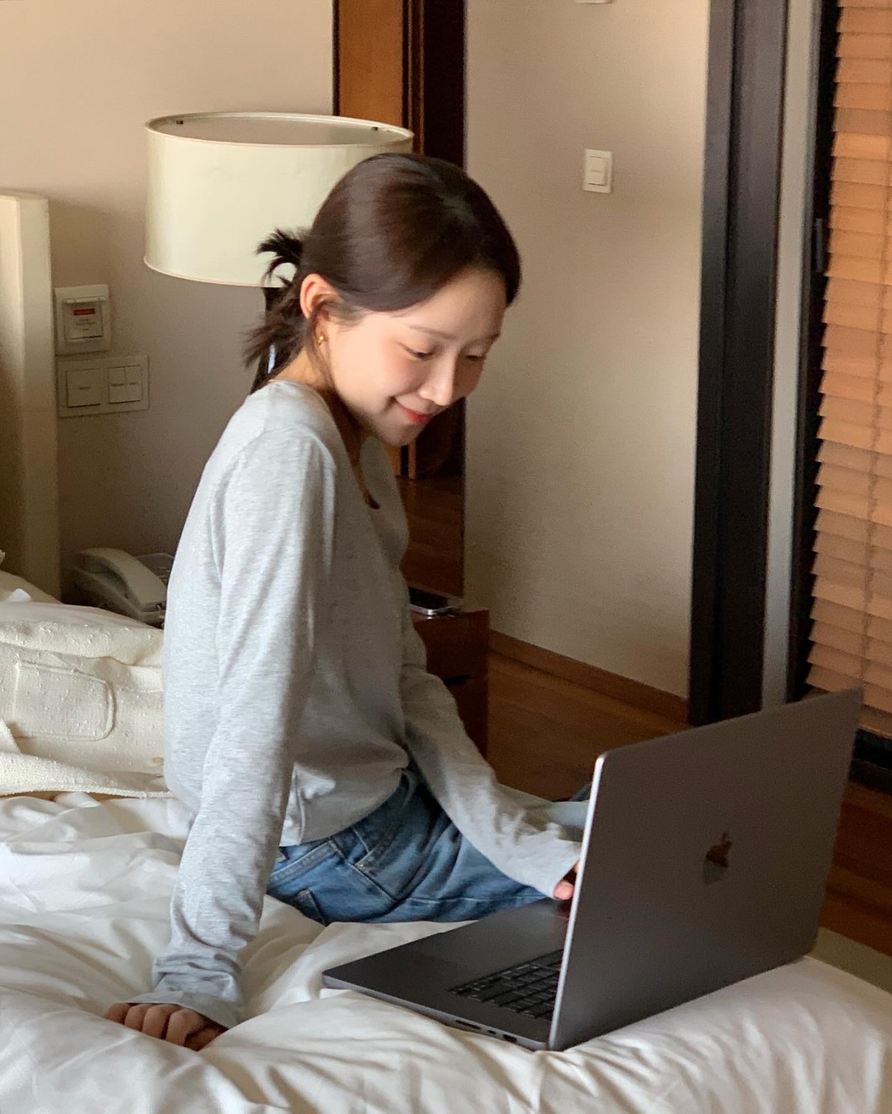 제인 U넥 절개 긴팔티셔츠 상세 이미지 9