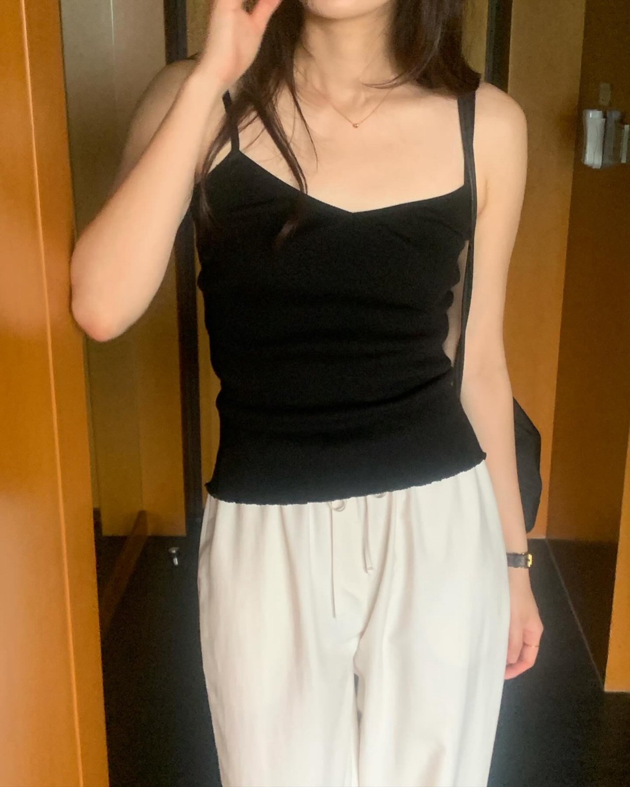줄리 프릴 브이넥 슬리브리스