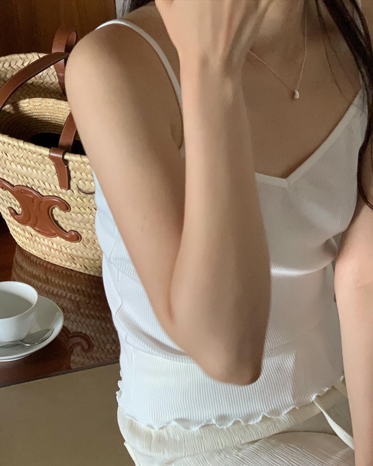 줄리 프릴 브이넥 슬리브리스 착용 컷