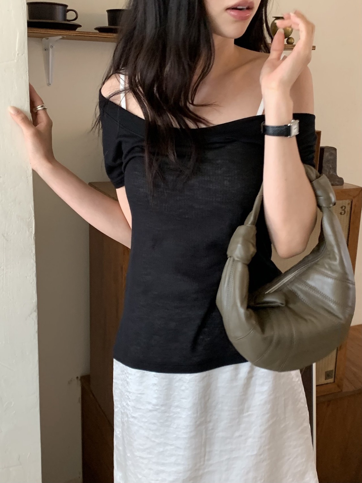 레나 오프숄더 티셔츠 상세 이미지 4