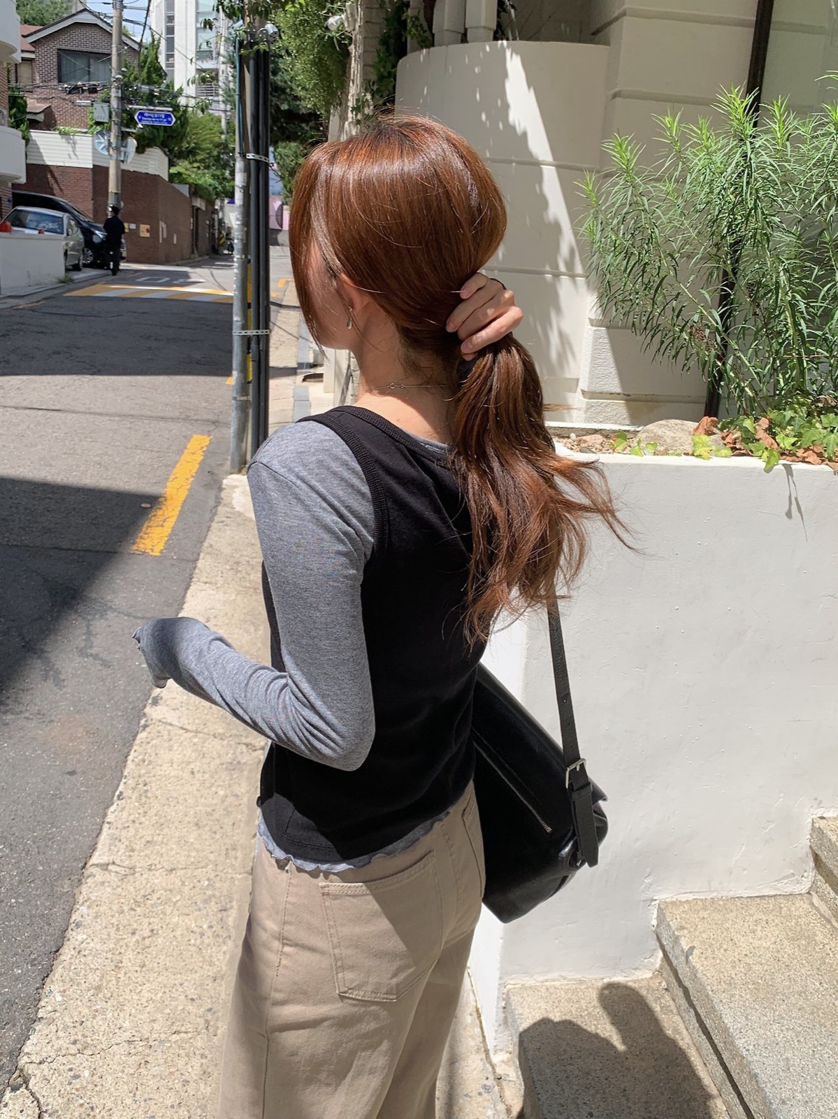 라인 U넥 절개 슬리브리스 상세 이미지 10