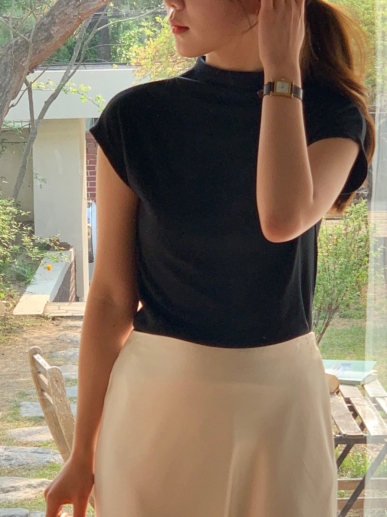 로에 모크넥 드랍숄더 티셔츠 착용 컷
