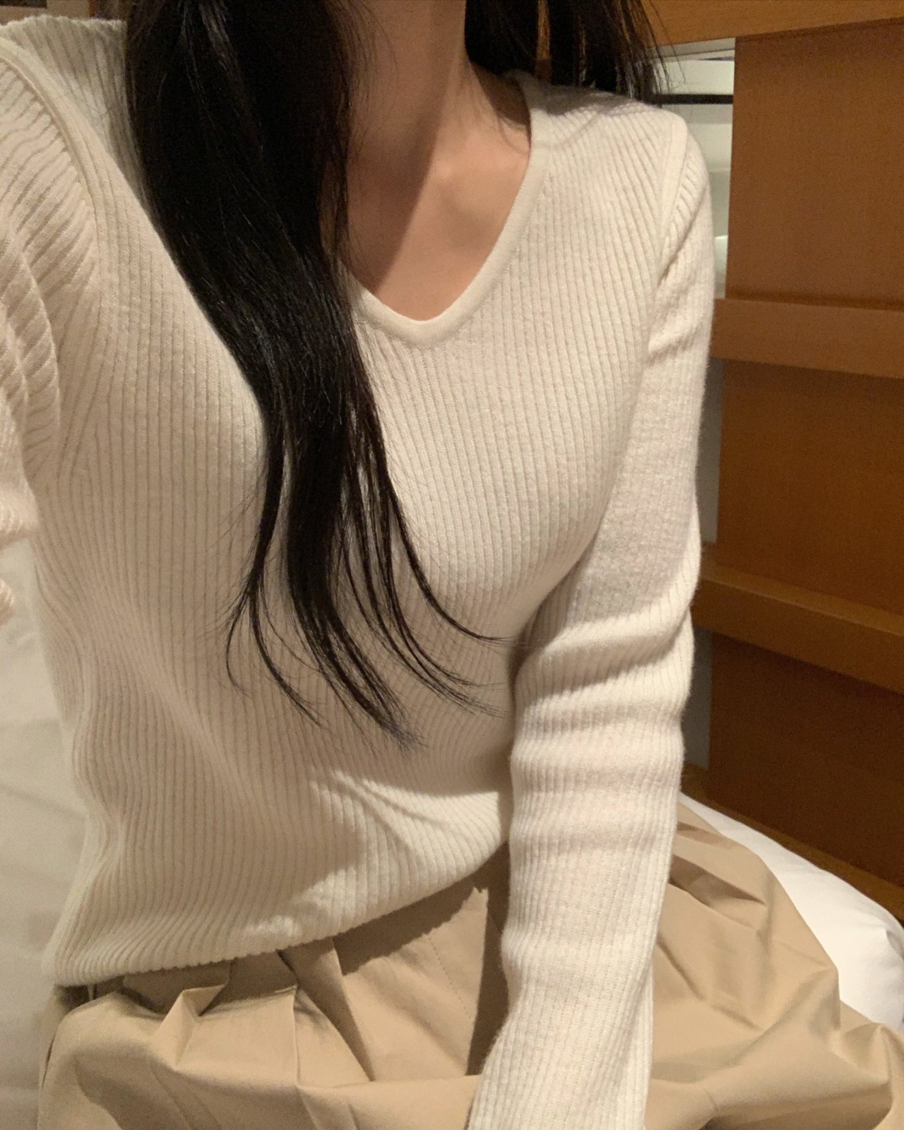 루나 울 골지 V넥 니트 상세 이미지 10