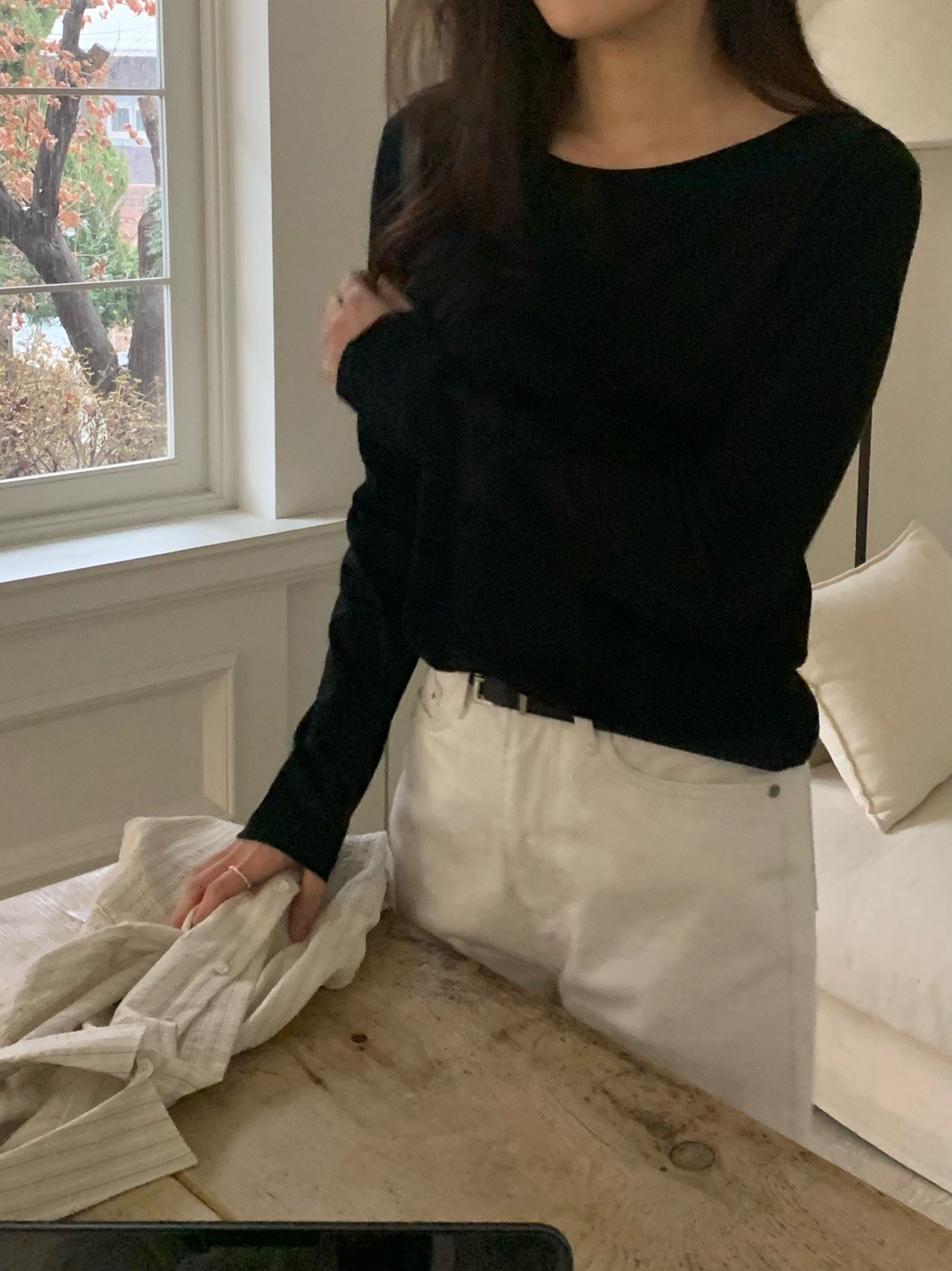 모달 보트넥 뒷절개 긴팔 티셔츠 상세 이미지 4