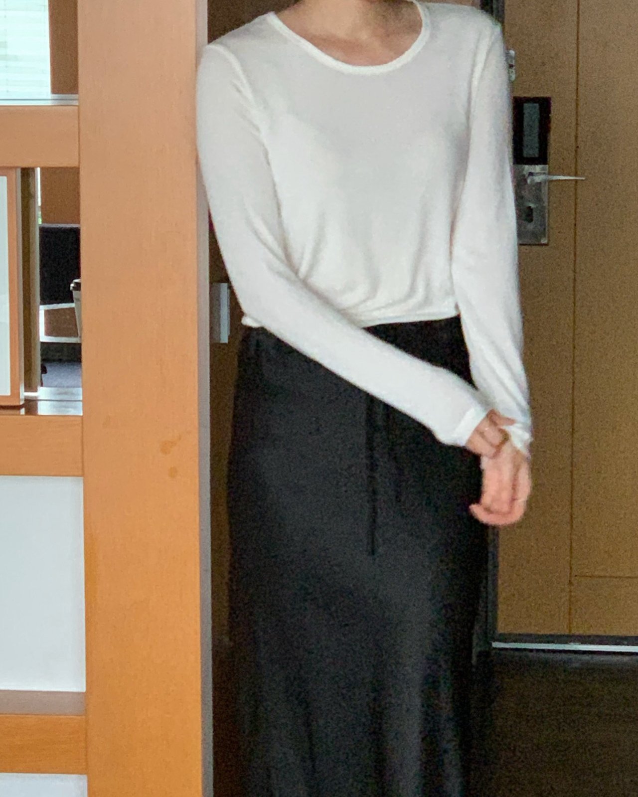 무어 울 라운드 긴팔 티셔츠 착용 컷