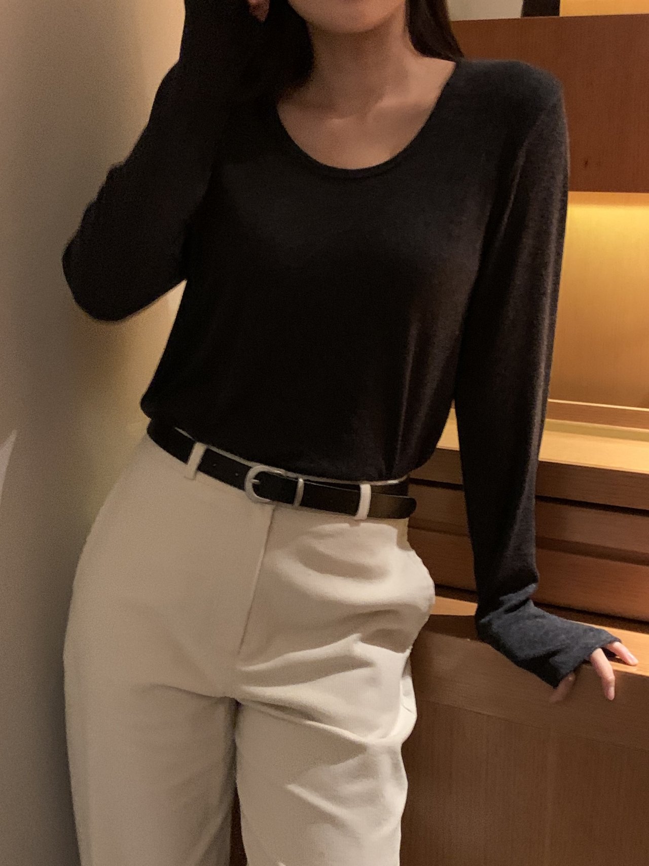 노마 울 스쿱넥 긴팔 티셔츠 착용 컷