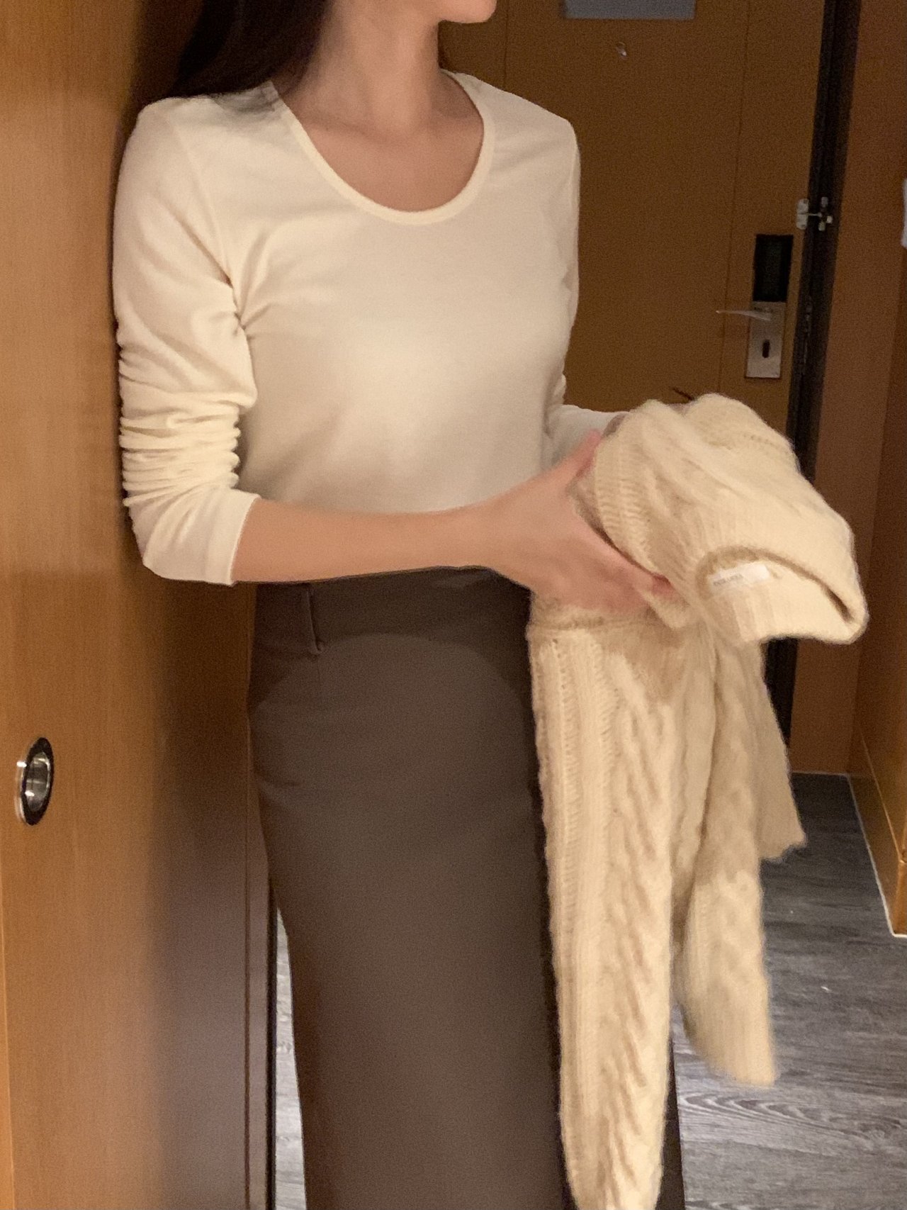 노마 울 스쿱넥 긴팔 티셔츠 상세 이미지 2