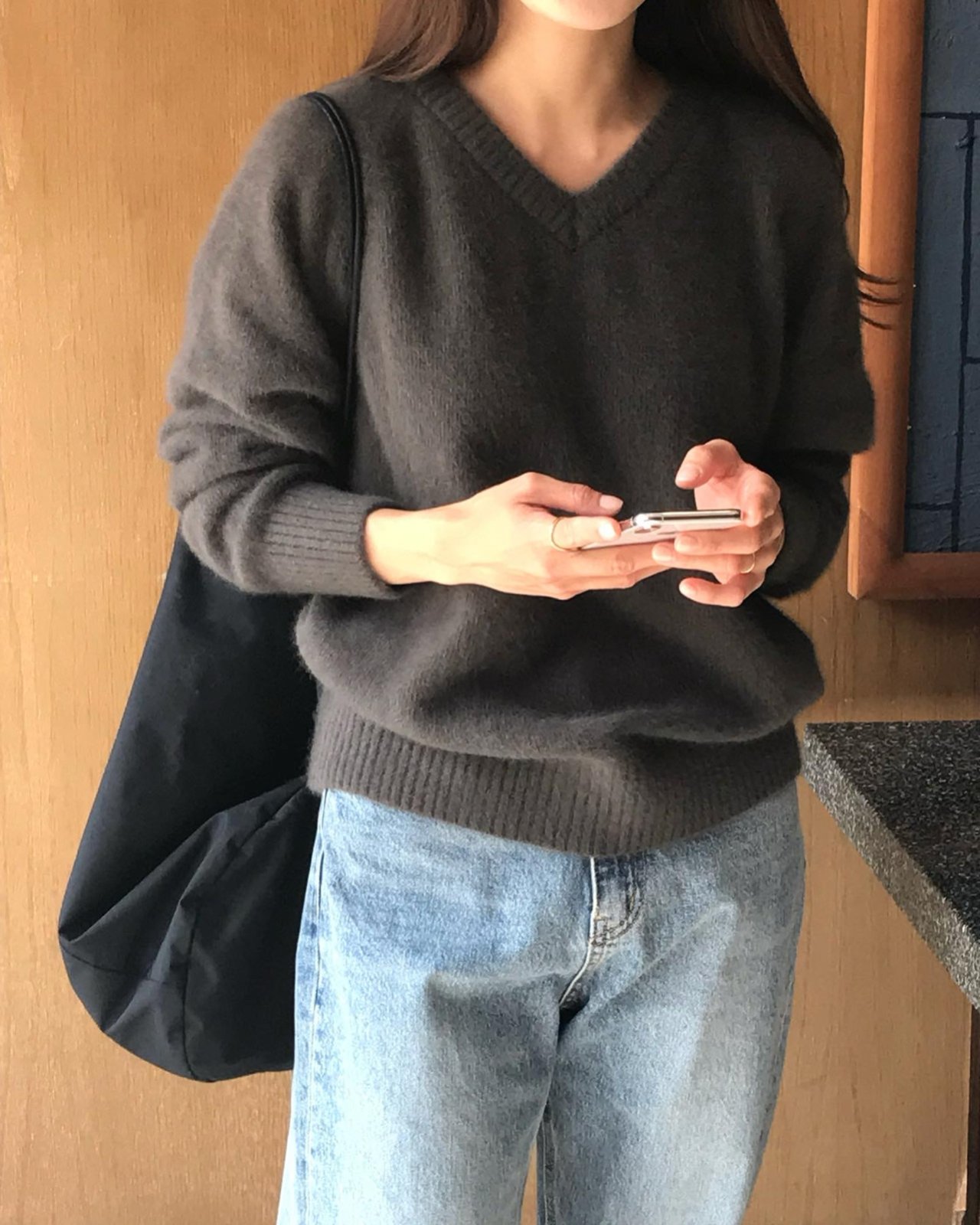로이 라쿤 브이넥 니트 착용 컷