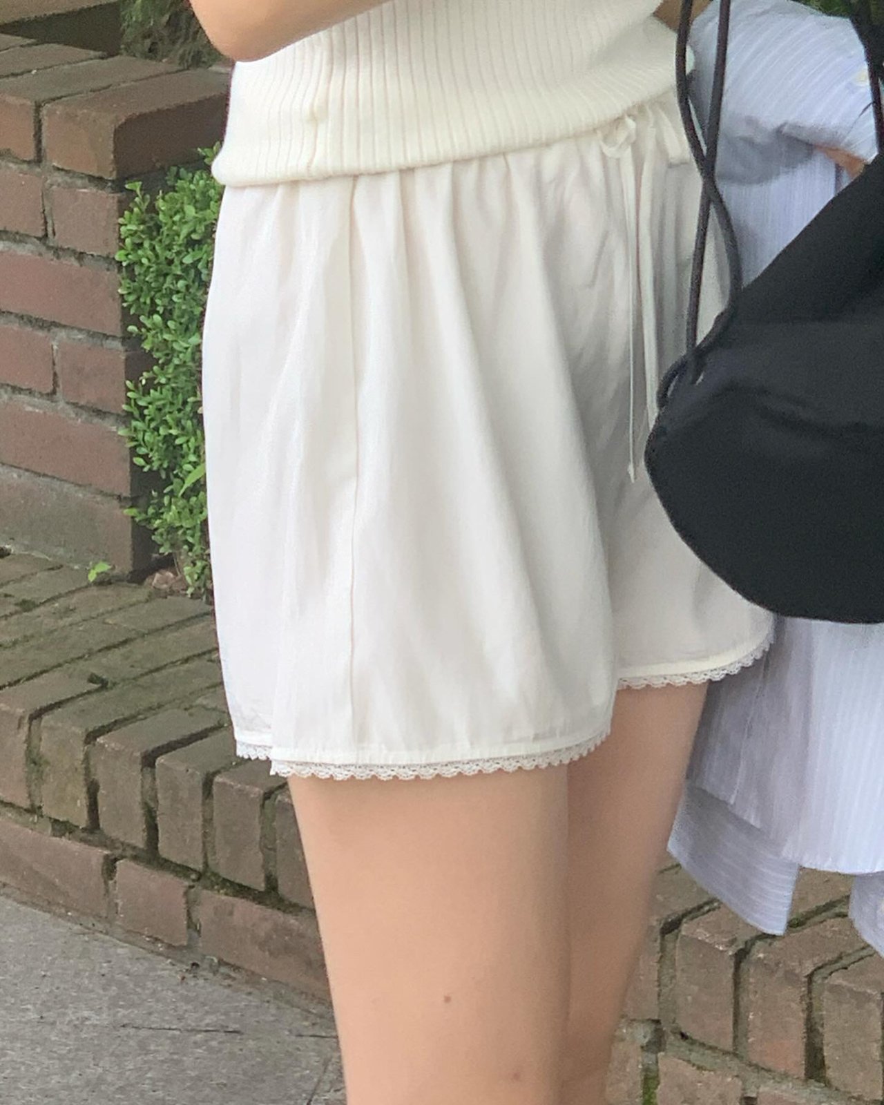 실키 레이스 숏 밴딩팬츠 착용 컷