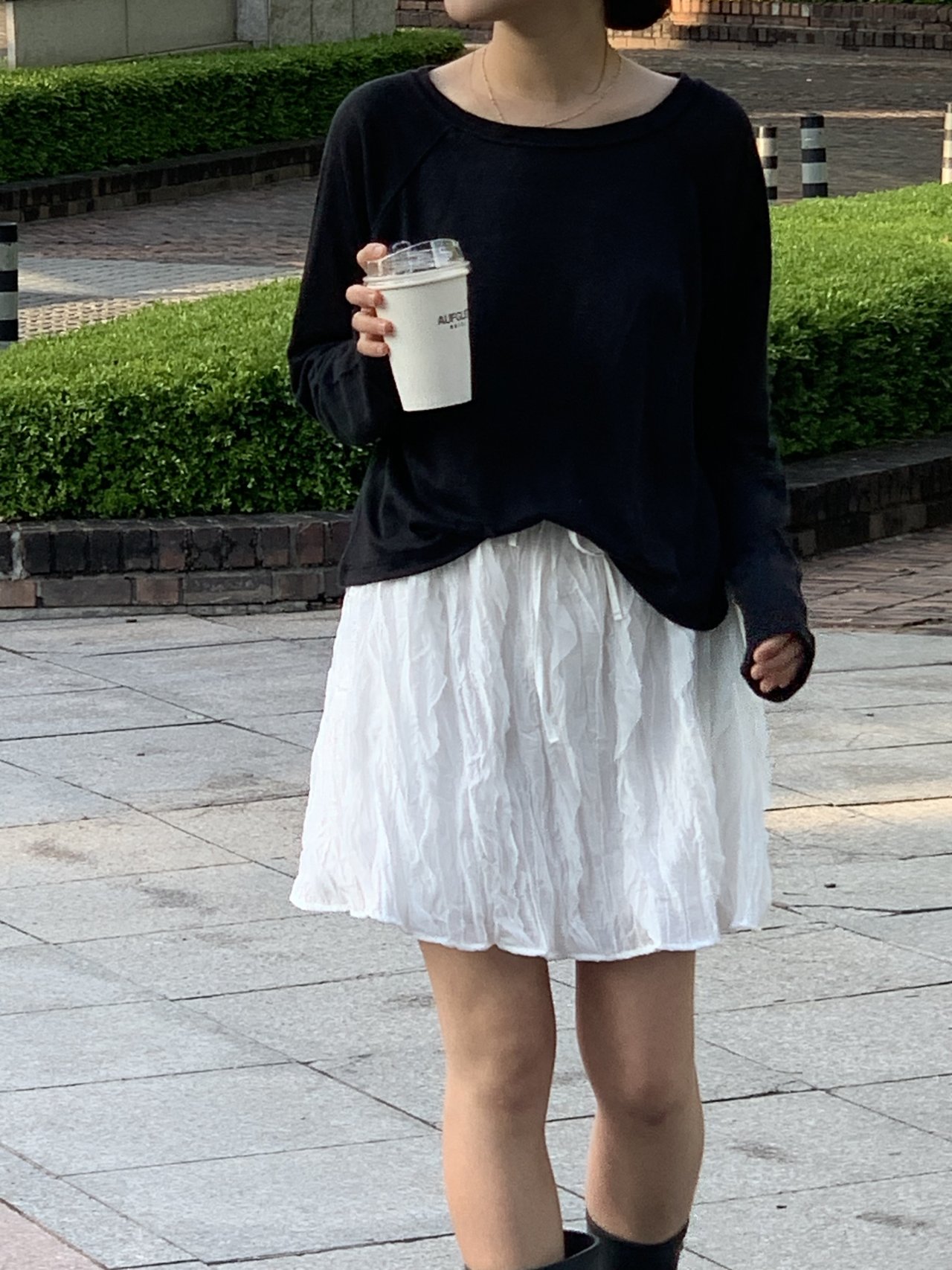 심플 린넨 라운드 긴팔 티셔츠 착용 컷