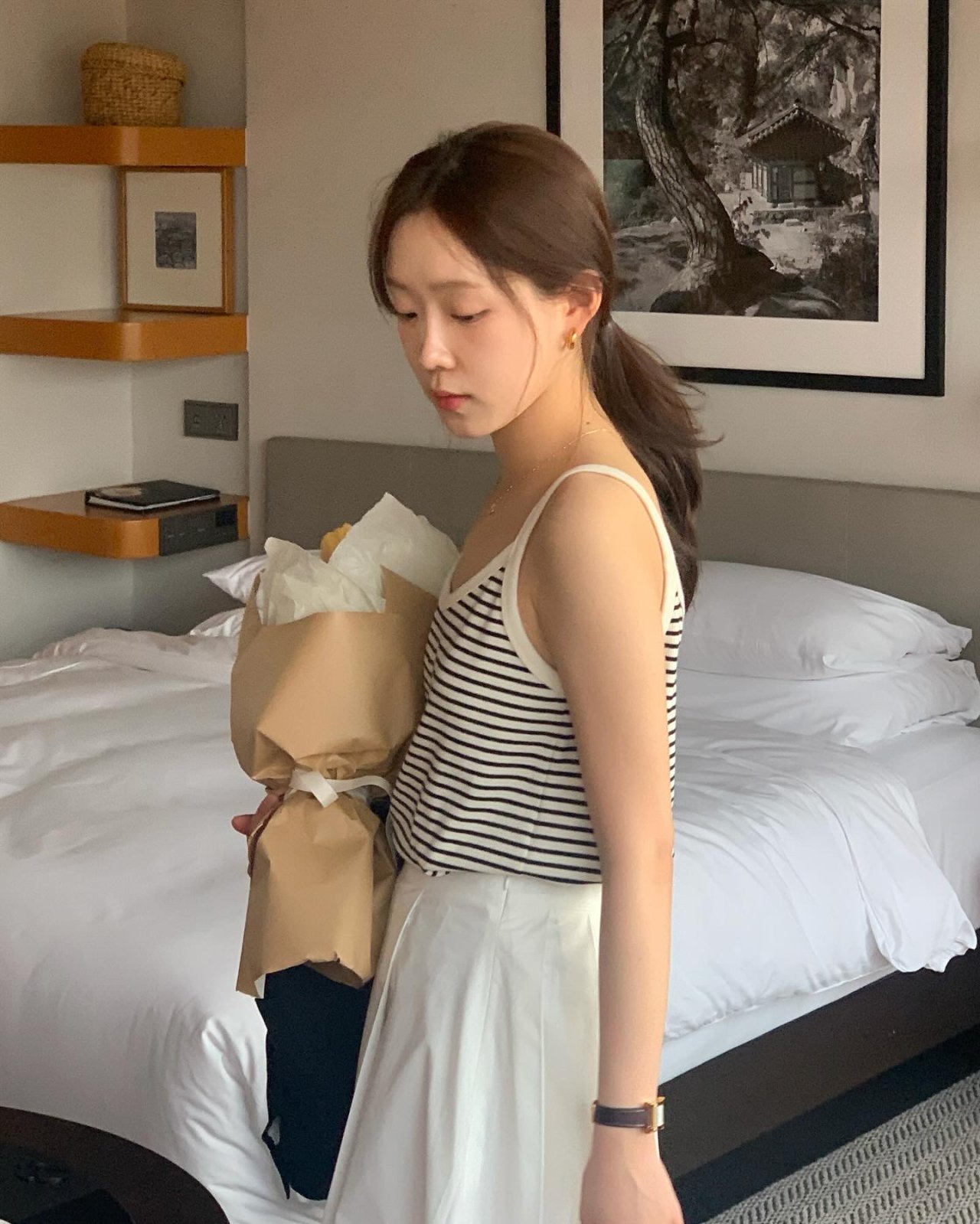 유니 스트라이프 슬리브리스 착용 컷