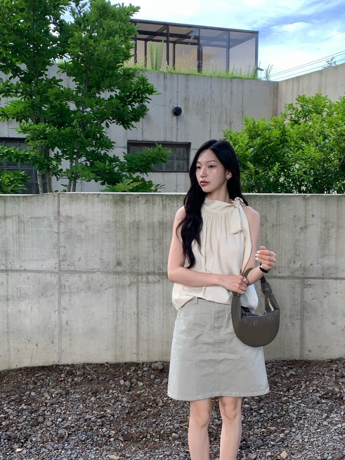 비비엔 셔링 넥 리본 블라우스 상세 이미지 3