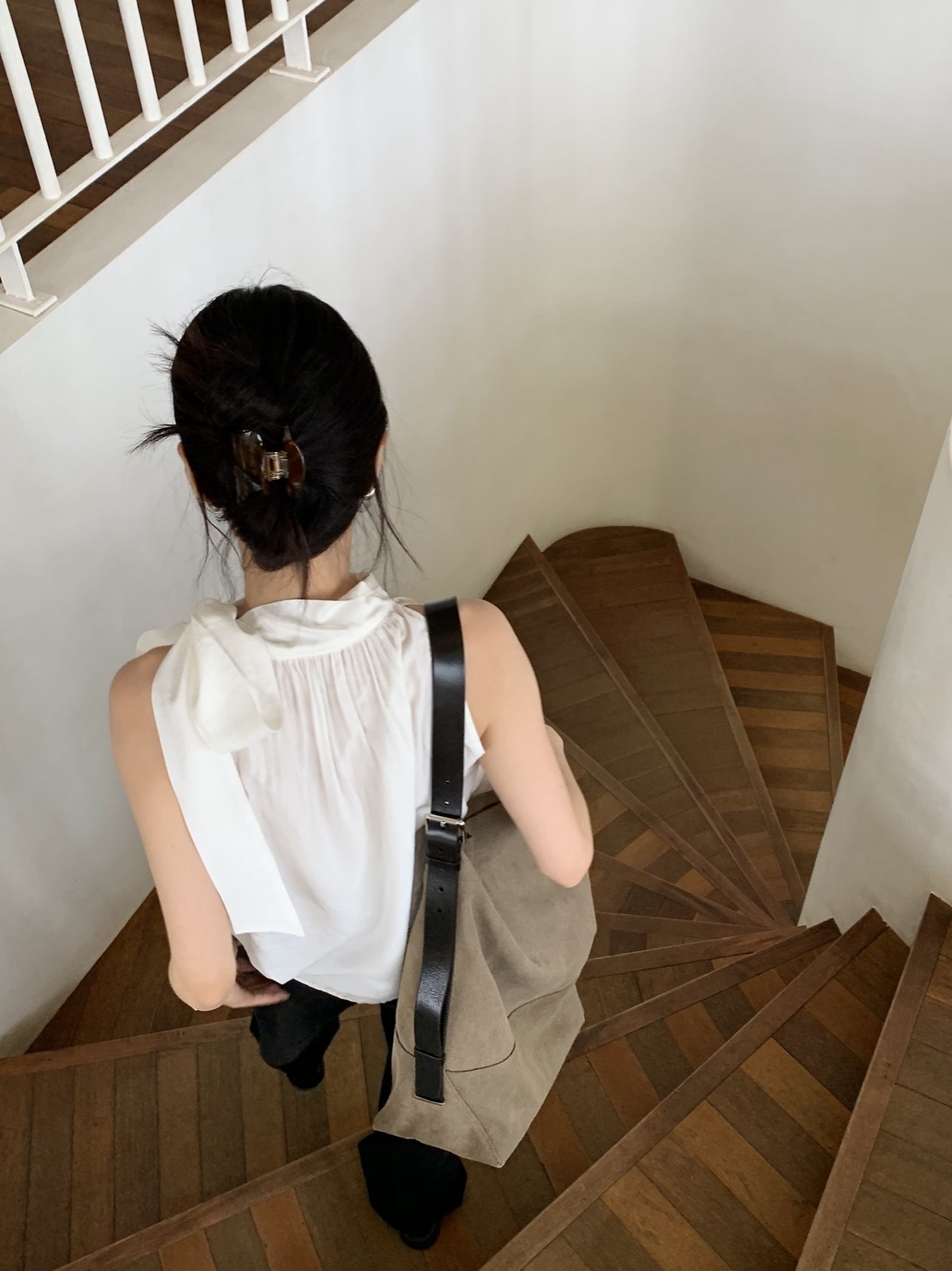 비비엔 셔링 넥 리본 블라우스 상세 이미지 11